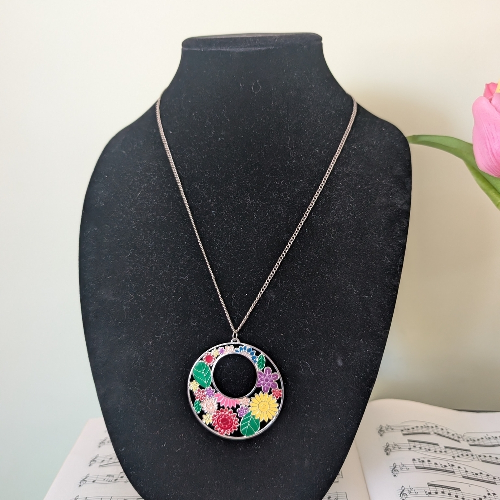 Vibrant Floral Circle Pendant Necklace